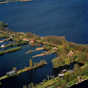 835371 Luchtfoto van recreatiehuisjes in de Kievitsbuurt, het legakkergebied in de Loosdrechtse Plassen te Breukelen.